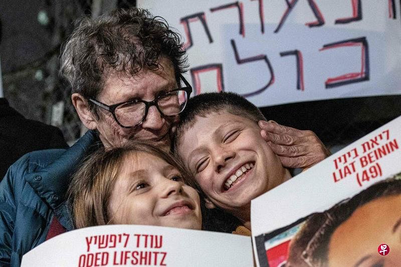 哈马斯星期二（28日）释放了12名人质，其中85岁的利夫希茨在获释后在以色列特拉维夫与家人团聚。（法新社）