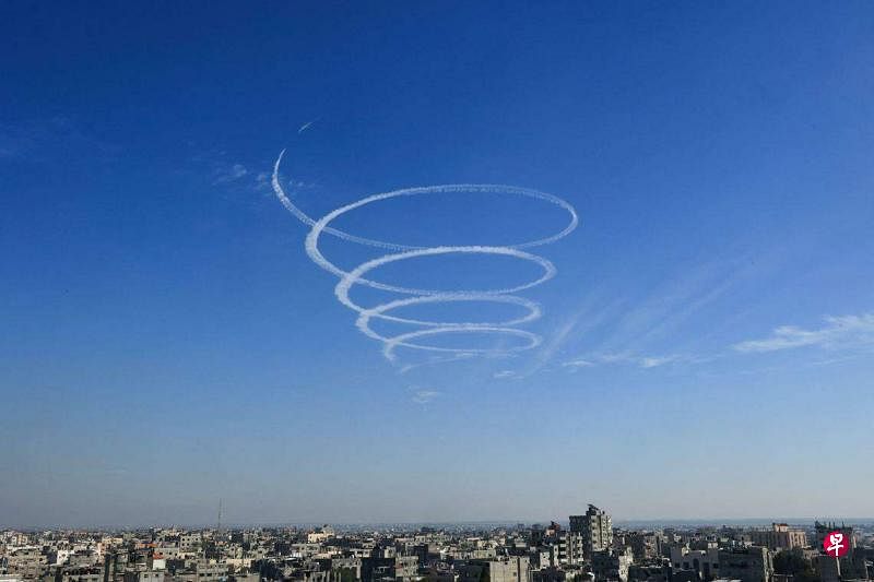 11月30日，以色列战斗机的尾迹划过加沙地带南部拉法（Rafah）的上空。（法新社）