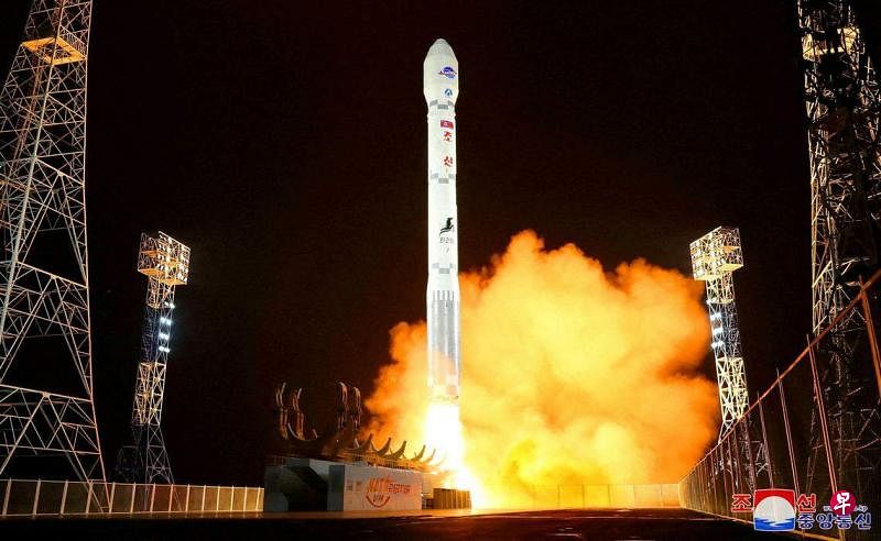 朝鲜11月21日晚上在平安北道东仓里一带向南部东海方向发射一枚载有军事侦察卫星的火箭。（路透社）