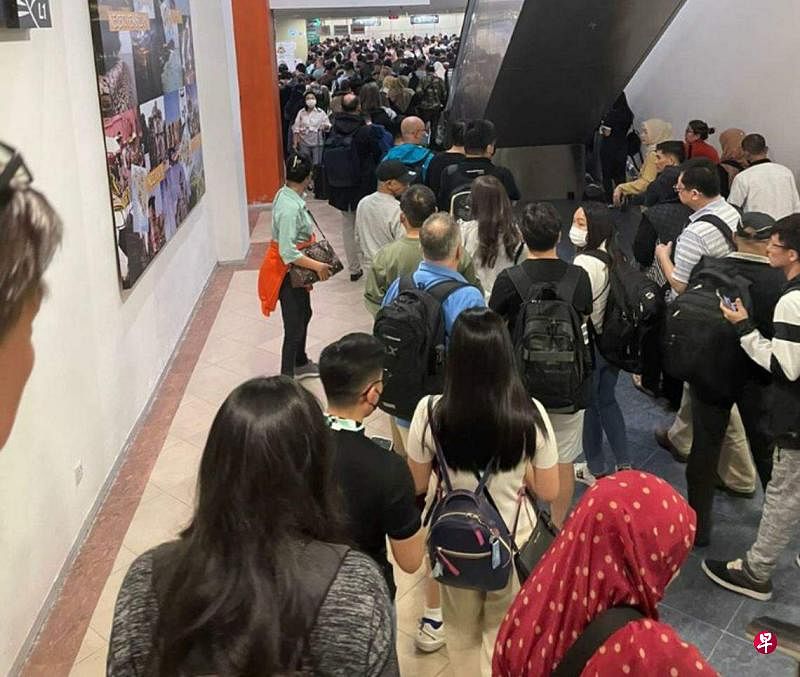 槟城国际机场星期一下午出现约1000名旅客接着等候超过两小时仍无法通关。（互联网照片）