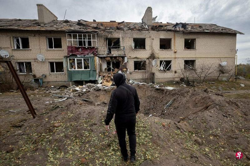美国为乌克兰抵抗俄罗斯入侵提供了大量资源，但白宫表示援乌资金和时间接近耗尽。图为10月7日，乌克兰哈尔科夫一座遭到俄军导弹袭击的房屋。（路透社）