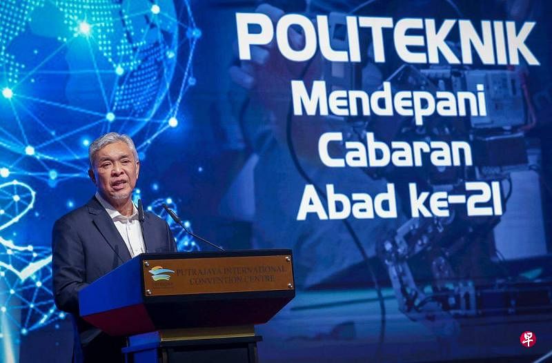 马国律师公会星期一（12月4日）入禀吉隆坡高庭，挑战总检察署今年9月暂停提控副首相及巫统主席阿末扎希的决定。图为阿末扎希星期一出席高教部举办的“2023至2030技职学院转型仪式”。（马新社）