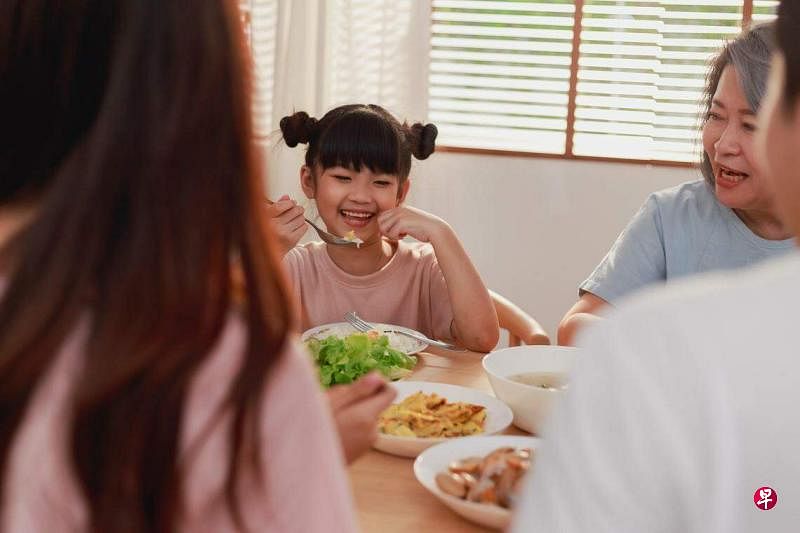 聚餐除了享受佳肴，也别忘了兼顾健康，满足孩童的营养需求。（iStock图片）