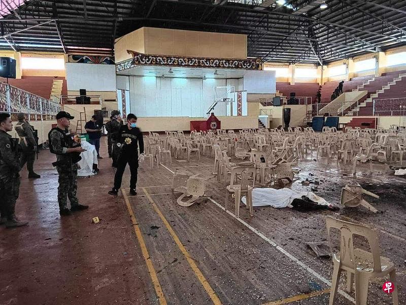 12月3日，菲律宾南部马拉维市棉兰老国立大学体育馆在举行弥撒期间发生爆炸案，现场一片狼藉。（路透社）