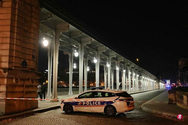 12月2日，在法国巴黎埃菲尔铁塔附近发生一名伊朗裔法国男子刺死一名德国游客的袭击案后，现场遭封锁。（法新社）