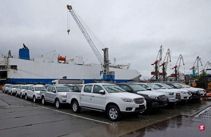 今年8月25日拍摄的照片显示，一批从中国进口的新车运抵俄罗斯符拉迪沃斯托克（Vladivostok）的商业口岸。这些汽车由中国江淮汽车集团生产。（路透社）