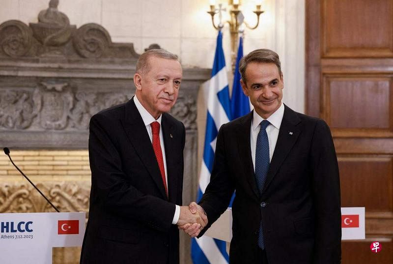 土耳其总统埃尔多安（左）星期四（12月7日）在雅典会见希腊总理米佐塔基斯，并共同召开记者会。双方同意改善两国关系，并提高贸易额。（路透社）