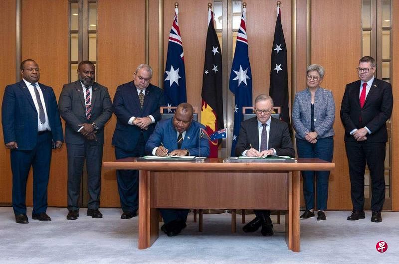 巴布亚新几内亚总理马拉佩（中）和澳大利亚总理阿尔巴尼斯（右三）星期四（12月7日）在堪培拉议会大厦签署协议。（法新社）