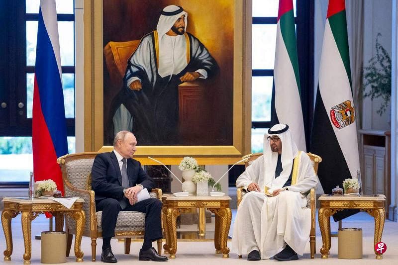 俄罗斯总统普京（左）星期三（12月6日）在阿布扎比会见阿拉伯联合酋长国总统穆罕默德。（法新社）