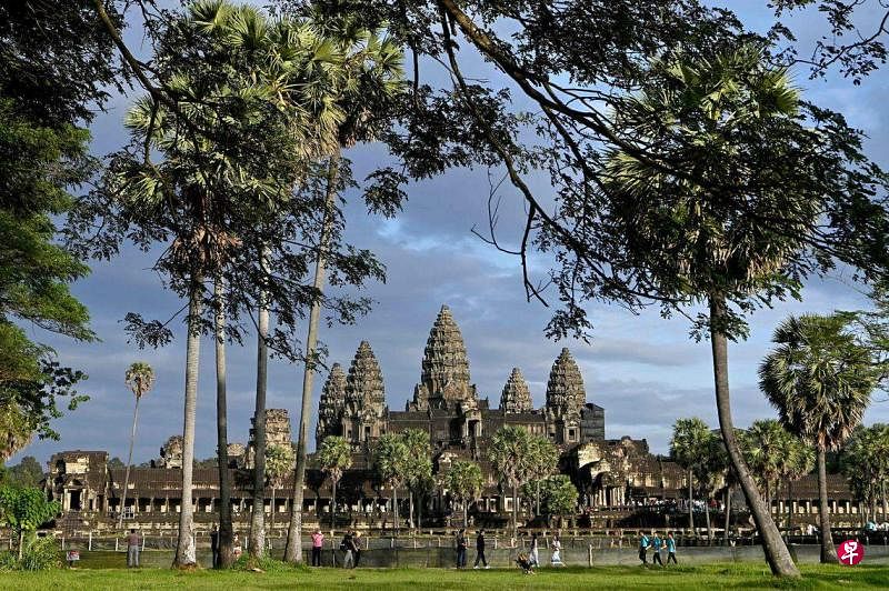 柬埔寨首相洪马内将吴哥窟比喻为“国家的灵魂”。在冠病大流行前，吴哥窟每年吸引超过两百万外国游客，催生了周边的微型经济，使违章建筑增加。（法新社）