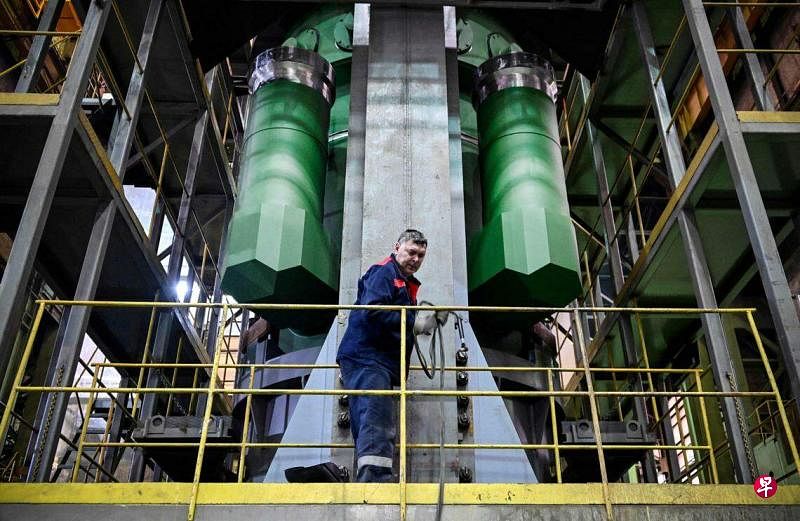 俄罗斯国家原子能公司12月5日在莫斯科州工业城市波多利斯克展示两座新型RITM-200反应堆，它们将为未来的楚科奇（Chukotka）破冰船提供动力。（法新社）