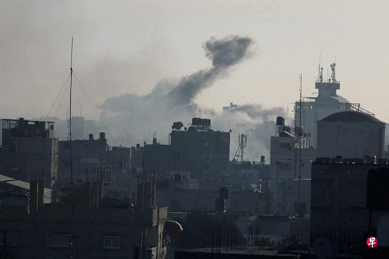 12月10日，以色列空军轰炸加沙地带南部汗尤尼斯，浓烟滚滚。（路透社）