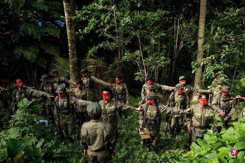 在菲律宾政府和菲共同意恢复谈判后三个星期，双方发生交火。图为2017年7月30日，新人民军游击队在马尼拉东部的马德雷山脉。（法新社）