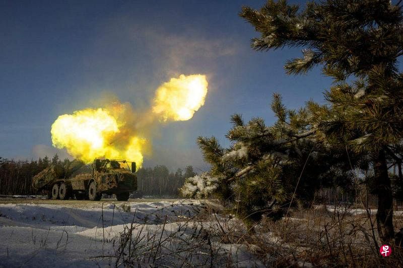 12月16日，乌克兰炮兵操作瑞典制造的“弓箭手”自行榴弹炮，朝顿涅茨克地区的俄军阵地开火。（路透社）