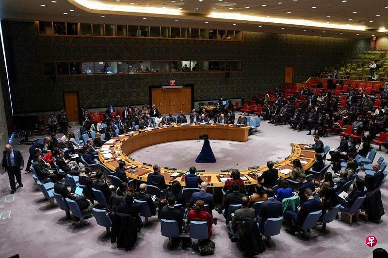 联合国安理会22日以13票赞成、2票弃权的结果通过第2720号决议，美国和俄罗斯对这项由阿联酋提交的决议草案投了弃权票。（路透社）