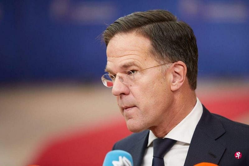 荷兰首相吕特说，荷兰政府决定准备向乌克兰交付首批18架F-16战斗机。（彭博社）