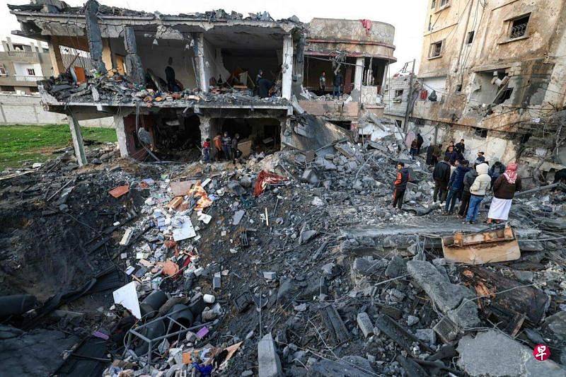 加沙南部拉法市在以军空袭下留下一个巨坑。针对外界批评，以色列空军参谋长蒂施勒星期三（12月27日）回应称，以军在加沙进行的是“精确、有针对性”的打击。（法新社）