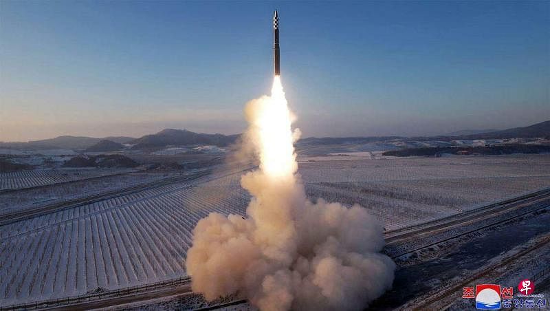 朝鲜领袖金正恩在本月18日发射洲际弹道导弹后威胁韩美称，今后将以进一步升级、更具威胁性的方式予以强硬应对。（法新社）