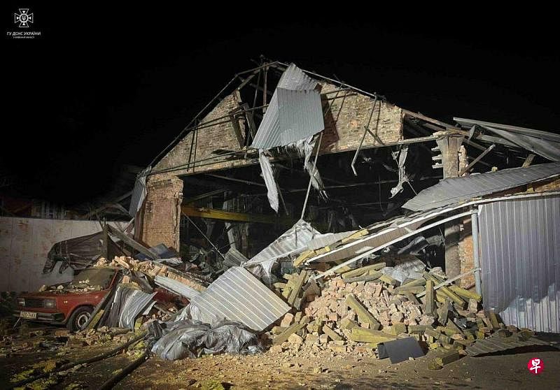 乌克兰多个城市星期五（12月29日）遭到俄军空袭，造成至少16人死、97人受伤。图为12月21日，在乌克兰首都基辅，一座仓库被俄军空袭击中受损。（路透社）