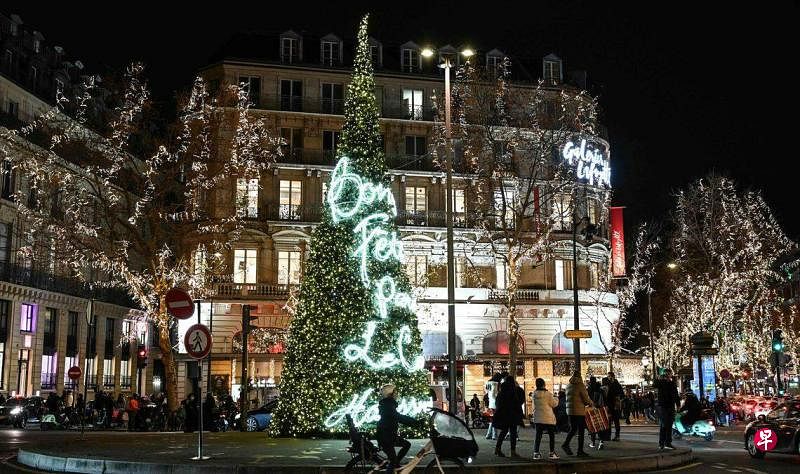 由于法国面临着严重的恐怖主义威胁，法国将在来临周末的跨年活动中部署大量警察和士兵，严防佳节期间发生恐怖袭击事件。12月22日，在法国巴黎市内摆放着圣诞装饰。（法新社）
