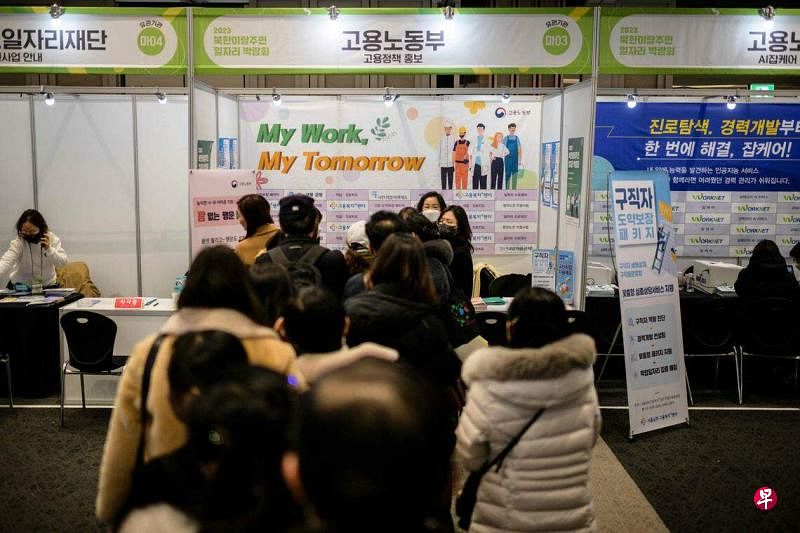 随着少子老龄化现象的不断加剧，韩国政府计划全方位扩大外籍劳工录用规模。图为12月1日，在韩国首尔一个的职业展，主要针对帮助脱离朝鲜的人找到工作，融入当地社会。（法新社）