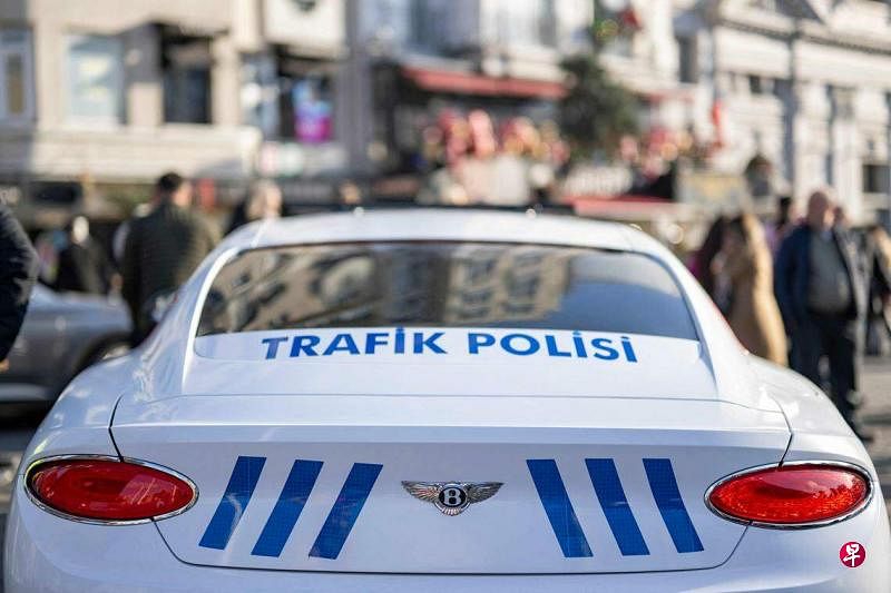 土耳其安全部队拘留了32名与恐怖组织“伊斯兰国”有联系的嫌犯，并成功阻止了针对土耳其犹太教堂和教堂以及伊拉克驻安卡拉大使馆的恐袭计划。图为土耳其警车。（法新社／示意图）