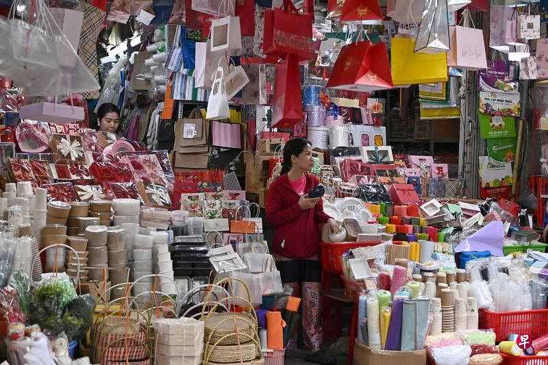 越南12月29日公布的官方数据显示，越南今年的工业生产指数比去年增长1.5%，全年平均消费价格指数升3.25%，零售额增长9.6%。（法新社）