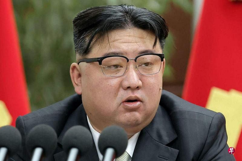 朝鲜最高领导人金正恩在出席劳动党第八届中央委员会第九次全体会议时发表讲话。（法新社）