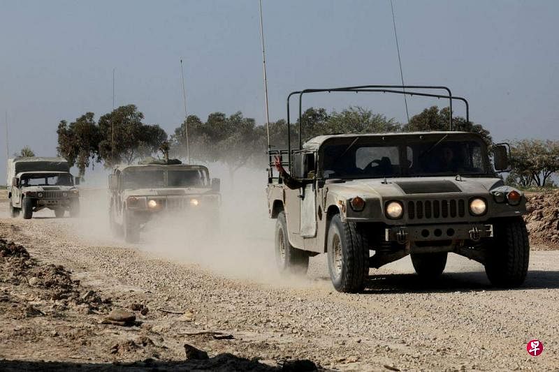 以色列知情官员称，部分以军将被调派到北部与黎巴嫩接壤的边境地区，与黎巴嫩真主党武装分子战斗。图为一支以色列军方军队12月31日在加沙边境附近行驶。（路透社）
