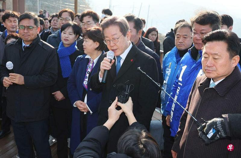 1月2日，韩国反对党领袖李在明在釜山视察加德岛新机场选址，之后接受媒体访问时遇袭。（法新社）