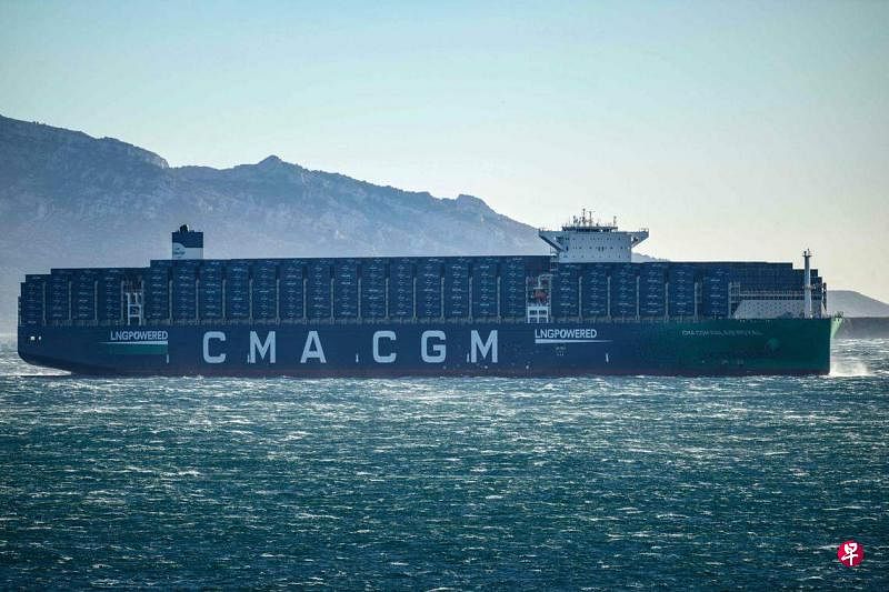12月14日，航宇巨头达飞海运集团（CMA CGM）的集装箱船在法国南部马赛海湾航行。（法新社）