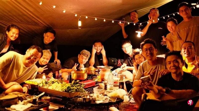 姚彣隆和儿子、朋友到山顶过夜露营。（取自互联网）