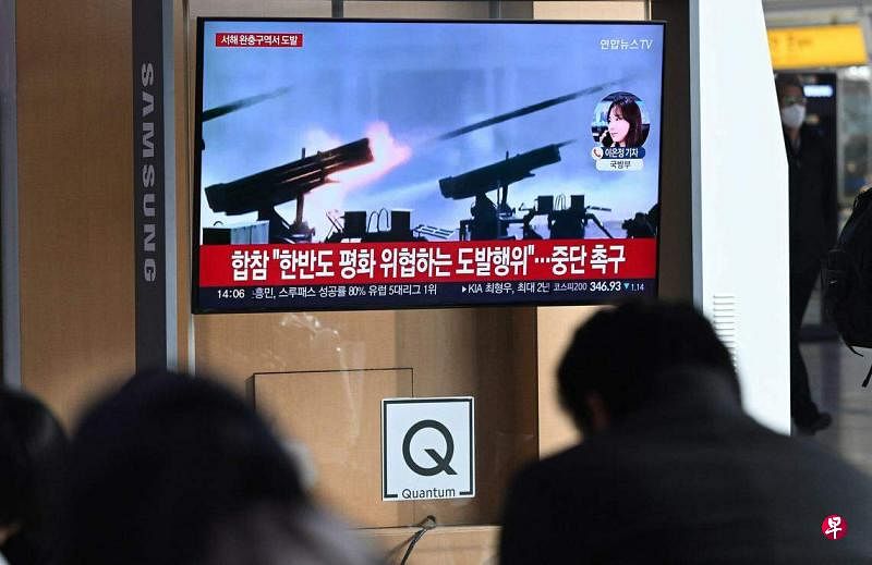 朝鲜星期五（5日）向韩国西部海域发射200多枚炮弹。对此，韩军展开海上射击演习，发射了400多枚炮弹。（法新社）