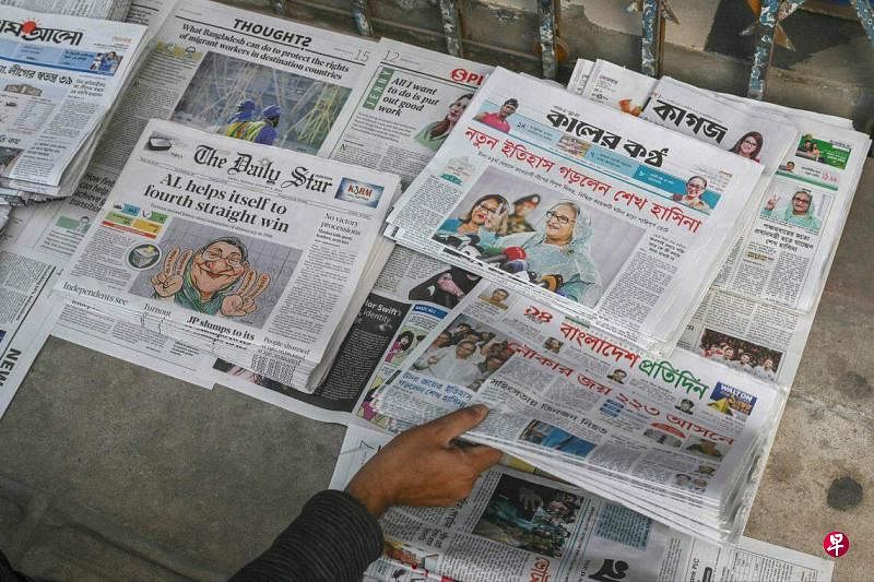 孟加拉报章1月8日都以总理哈西娜重回执政为头版头条。（法新社）