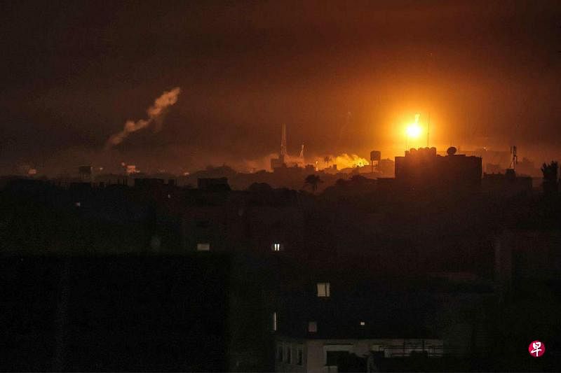 巴勒斯坦通讯社报道，以色列军队7日密集轰炸加沙地带南部城市汗尤尼斯和拉法多个地区，至今已造成至少82人死亡。（法新社）