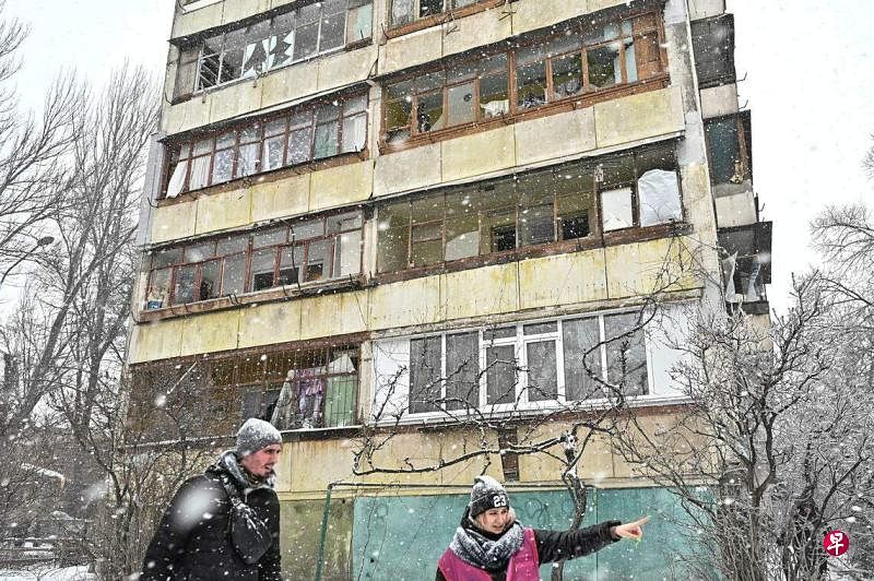 俄罗斯最近几周加强了对乌克兰的导弹和无人机攻击。1月8日，乌克兰扎波罗热一栋楼房因袭击受损。（路透社）