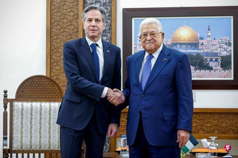 巴勒斯坦总统阿巴斯（右）星期三会见美国国务卿布林肯时说，有必要立即停止以色列对巴勒斯坦人民的“灭绝战争”，同时要加快向加沙提供人道主义援助。（路透社）