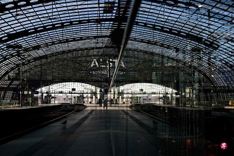 德国火车司机工会展开三天罢工，数十万人面临列车取消的风险。星期三罢工首日，柏林火车总站（Hauptbahnhof）的站台冷冷清清。（法新社）