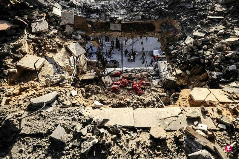 加沙南部的拉法市遭以军持续轰炸之后，如今废墟处处，人道危机严重，几乎已无法住人。（法新社）