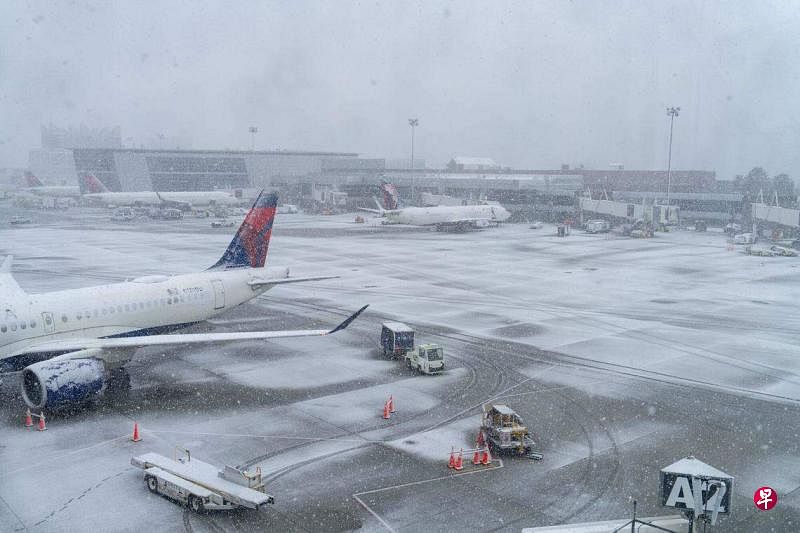 1月7日，在美国波士顿的机场，飞机因为恶劣天气停飞。（彭博社）