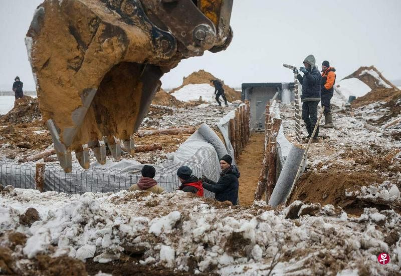 1月10日，工人们在靠近俄罗斯边境的乌克兰切尔尼戈夫地区为军人建造新的防御工事。（路透社）