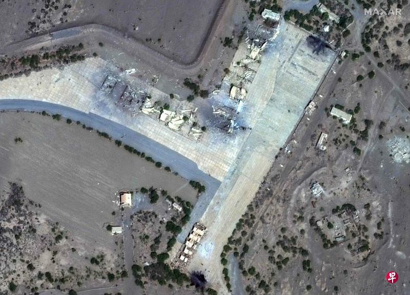 卫星图片显示，美英于1月12日发动的空袭行动，摧毁了也门荷台达的空军基地设施。（法新社）