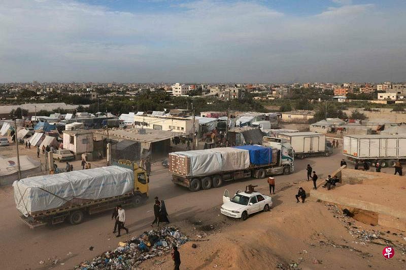 1月17日，运载救援物资的卡车从埃及进入拉法（Rafah）过境口岸。（法新社）