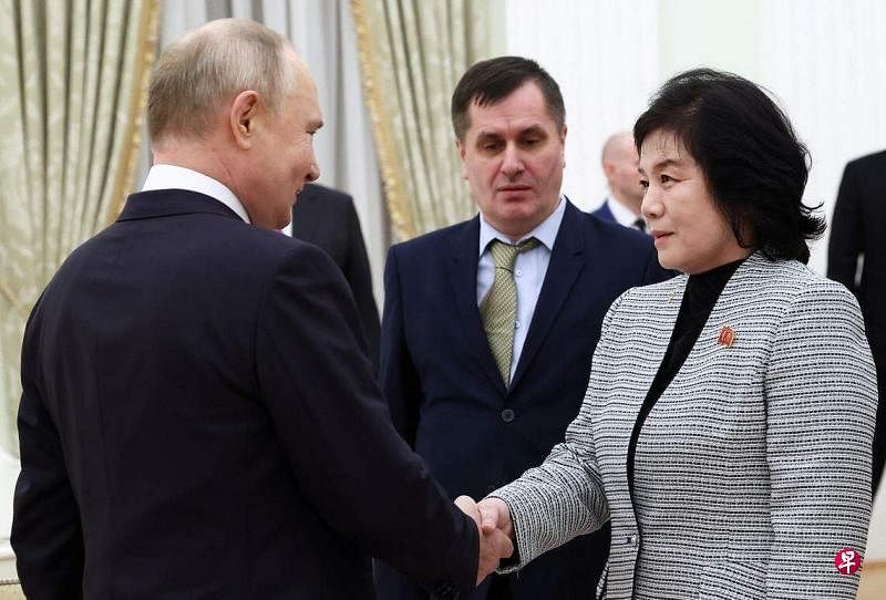 俄罗斯总统普京16日与到访的朝鲜外长崔善姬举行会晤。（路透社）