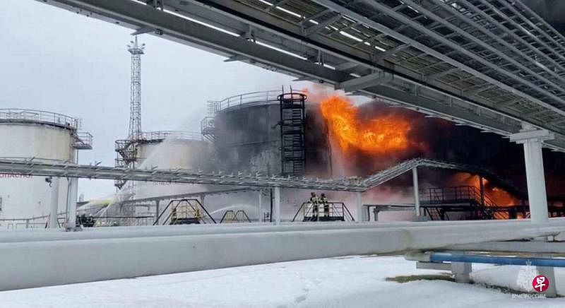 1月19日，乌克兰一架无人机在俄罗斯布良斯克被击落后落在一个仓库上，燃起熊熊大火。（路透社）