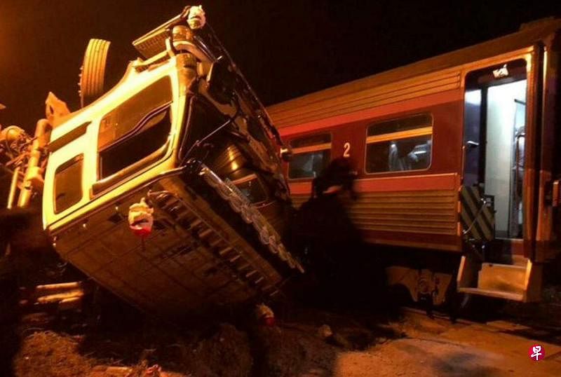 泰国中部星期五（1月19日）发生一起列车与拖车相撞事故，造成一死五伤。（曼谷邮报）