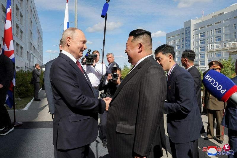 去年9月，朝鲜领导人金正恩（右）访问俄罗斯，在远东地区会见到场迎接的俄罗斯总统普京。（路透社）