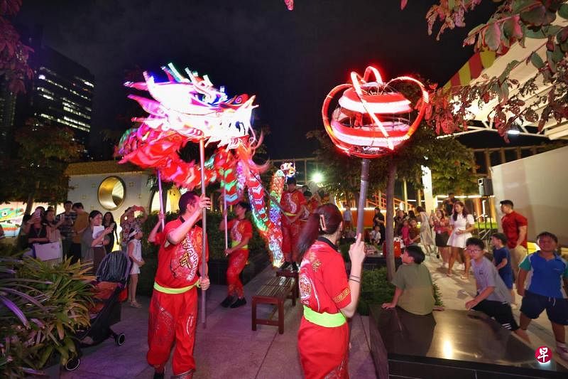 新加坡华族文化中心与新加坡华乐团携手主办“新春合家FUN”迎春活动，届时华族文化中心的天台花园将连续三晚呈现装上LED灯光的舞龙表演。（林明顺摄）