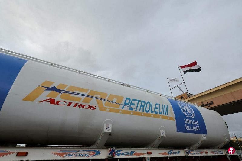 去年11月27日，一辆印有联合国近东救济工程处标志的卡车，把人道救援包括燃料从埃及拉法过境点进入加沙地带。（路透社）