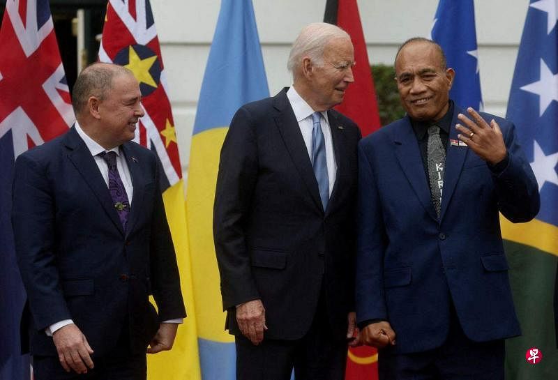 去年9月25日，美国总统拜登（中）在华盛顿白宫会见了到访的太平洋岛国领导人。与他侧耳交谈的是基里巴斯总统马茂。（路透社）